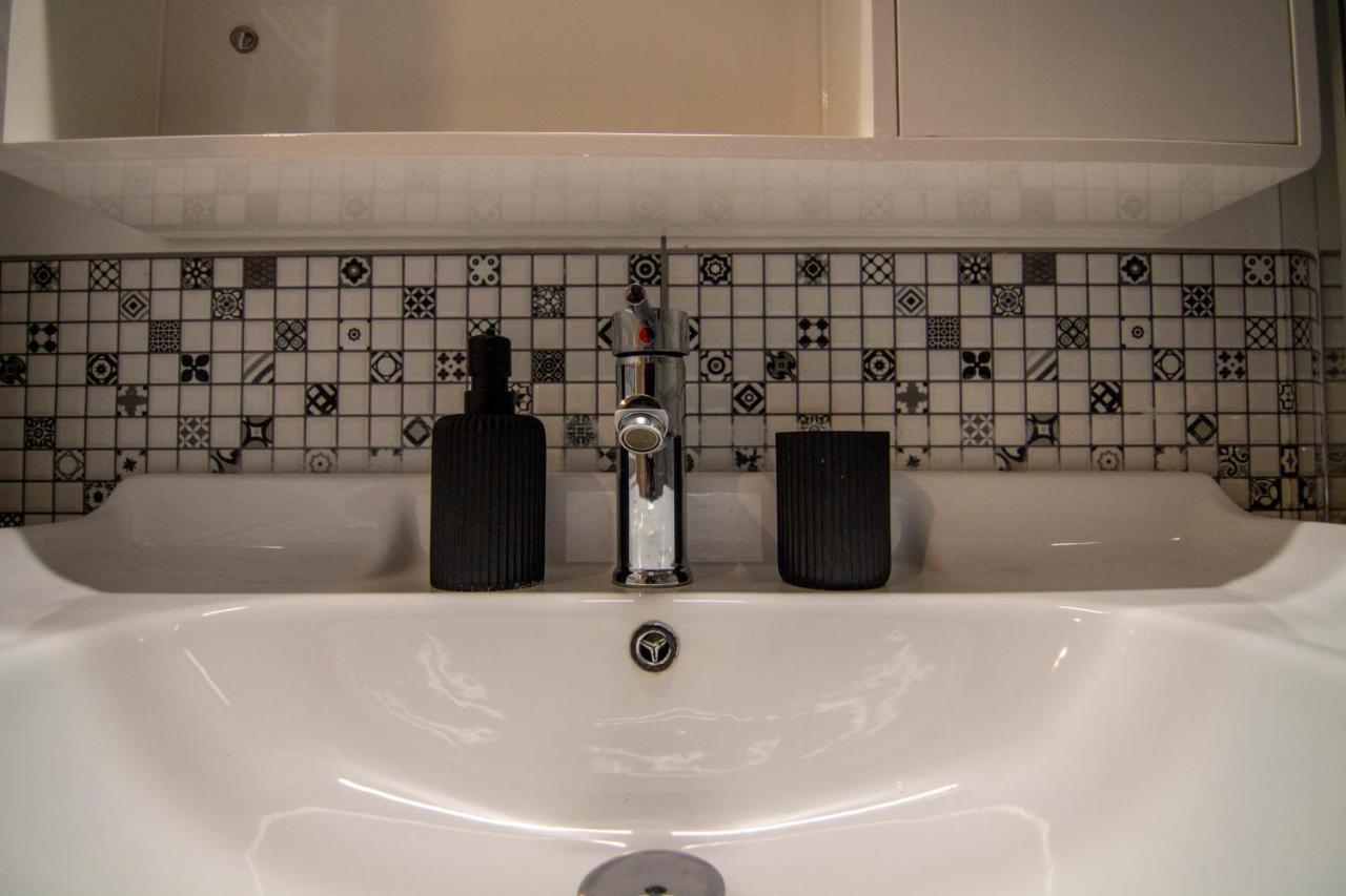 Luxury Apartment 10' From The Center! Афины Экстерьер фото